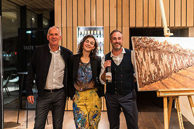 Andreas Kofler, Präsident der Kellerei Kurtatsch, die Kurtatscher Künstlerin Carmen Maria Alber und Othmar Donà, der Ideator von TRES der Kellerei Kurtatsch in Südtirol