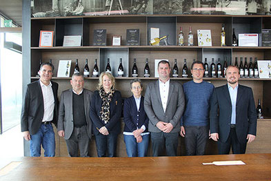v.l.n.r Michael Haller (Weinbeauftragter der Kellerei Meran), Stefan Kapfinger (Kellermeister der Kellerei Meran), Barbara Raifer (Versuchszentrum Laimburg), Andreas Kraus (Amsdirektor Obst- und Weinbau), Raffael Peer, Thomas Weitgruber und Hansjörg Hafne