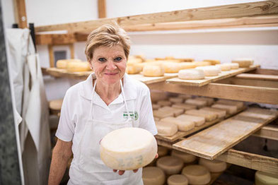 Die Brotzeit-Bäuerin Lydia Sparber Messner vom Petrunderhof in Villnöss sorgt für die gesunde Jause