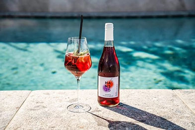 HANS75 von Zipperle – Alkoholfreier Sparkling Botanical Aperitif mit Rosmarin, stilvoll serviert am Pool – fruchtiger Aperitifgenuss aus Südtirol.
