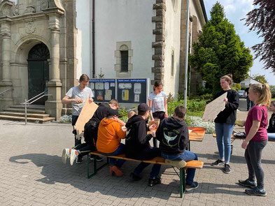 Messdienerinnen und Messdiener am 7.5.2022 bei der Bauphase auf dem Kirchplatz