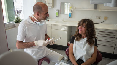 Beratung einer Patientin zum Thema Zahnersatz