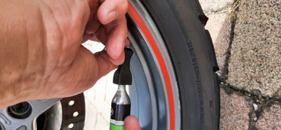 und die ebenfalls beiliegenden CO2 Patronen über den Adapter in den Reifen füllen. Ich konnte ca. 1,8 bar erreichen und damit langsam zur nächsten Tankstelle fahren. 