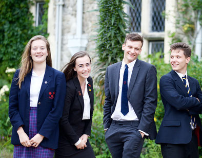 Groupe de jeunes Deux jeunes en uniforme de leur boarding school anglaise