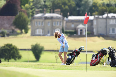 Jeune fille jouant au golf en séjour linguistique