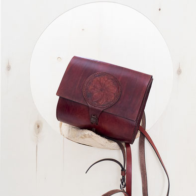 rotbraune Tasche in Form eines kleinen Schulranzenn