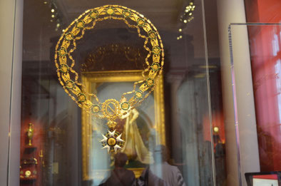 Le grand collier porté par ? c'est la question du jour ... On attend les réponses SVP
