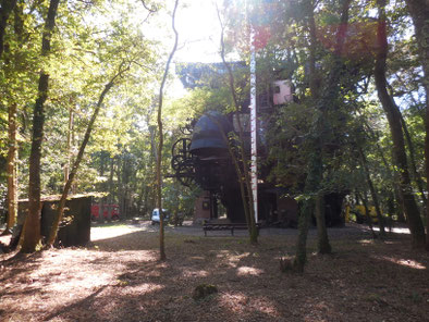 Construction hétéroclite et impressionnante de métal parmi les arbres "le cyclope"