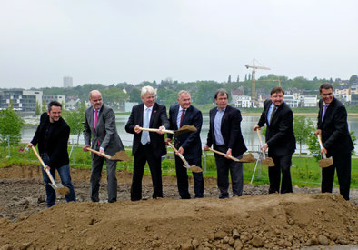 Marius Drahtler (Drahtler Architekten), Michael Freundlieb (Freundlieb Bauunternehmung), Ullrich Sierau (Oberbürgermeister), Jan Opländer (Bauherr),   Manfred Renno (Bezirksbürgermeister), Lothar Preis (Fa.Opländer), Thomas Westphal (Wirtschaftsförderung)