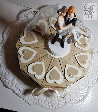 Torte aus Karton zur Hochzeit mit Brautpaar