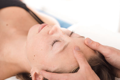 Osteopath behandelt eine Patientin entspannt am Kopf – ganzheitliche Therapie für Körper und Geist. Durch gezielte manuelle Techniken fördert der Osteopath Entspannung, lindert Verspannungen und unterstützt die Gesundheit.