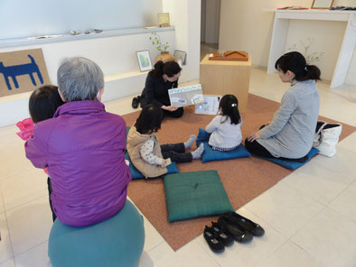 4月のおはなし会の様子