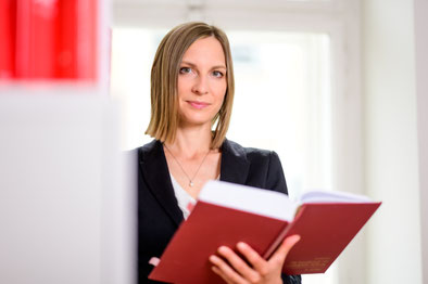 Notarpartnerin Mag. Elisabeth Lentner, LL.M. mit einem Buch