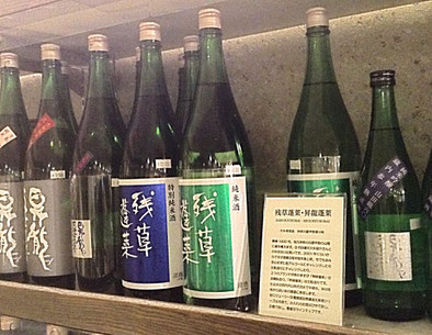 【写真】酒販店「坂戸屋」の店内。各蔵の日本酒を店主が独自解説。蔵の歴史、蔵元のこと、酒質から飲み方のオススメまで丁寧に紹介している。