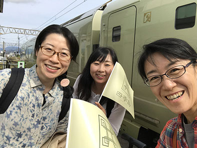 （左から）石田、鈴木、小畑。取材で訪れた福島県内で遭遇したＪＲ東日本の四季島と記念撮影