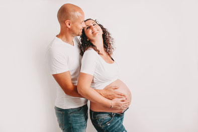Neugeborenenfotografie Neugeborene Baby Kinder Newborn Fotografie Babyfotografin Babyfoto Fotoshooting Schwangerschaft Babybauch Meilensteinshooting Babys erstes Jahr Milchbad Milchbadshooting Minishooting pur fineart babyshooting meilensteinshooting