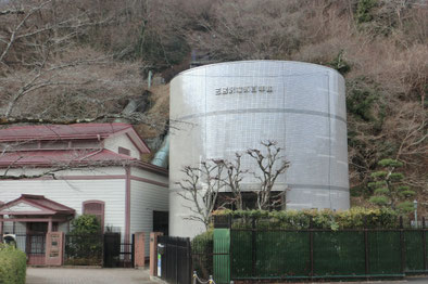 三居沢発電所(左)と電気百年館(右)2024年撮影