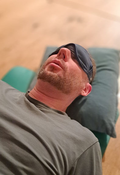Mann atmet in einer Breathwork Session