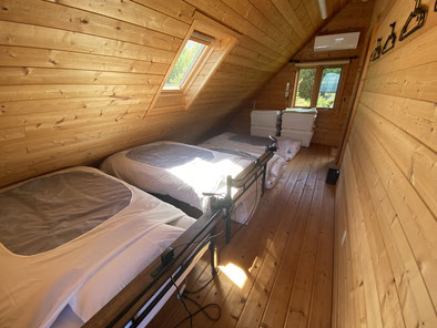 The bed room with 2 beds.