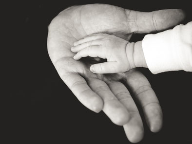 Eine Kinderhand auf der eines Erwachsenen: Gedanken zum erkrankten Vater