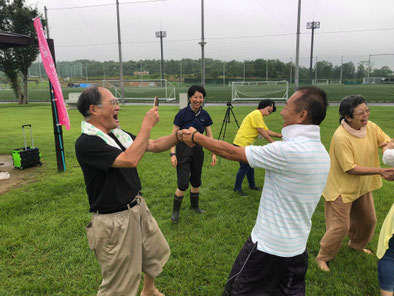 2019年7月20日松阪市総合運動公園笑い(ラフター)ヨガ　握手笑い