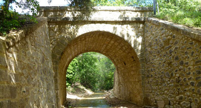 Im Sommer ist der Bach unterhalb des Hügels von Longo maï in der Provence nur noch ein schmales Rinnsal