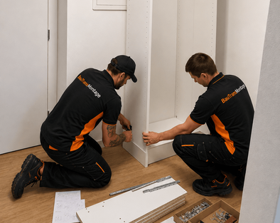 Monteure von BauTransMontage beim professionellen Aufbau eines weißen IKEA PAX Kleiderschranks in einer Wohnung in Wien – Möbelmontage und Aufbauservice für Schränke und IKEA Möbel