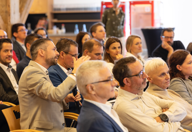 Ein Zuhörer stellt mit Mikrofon eine Frage aus dem Publikum beim GMS IT Gipfel 2026.