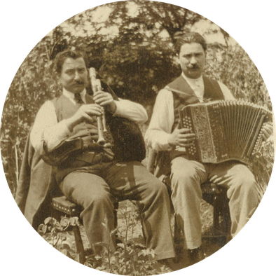 I primi duetti di cabrette e fisarmonica apparvero negli anni precedenti la Grande Guerra. A destra, Adrien Bras alla fisarmonica; a sinistra, musicista non identificato (coll. Vincent Prat)