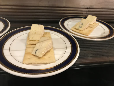 クラッカーとチーズ二種