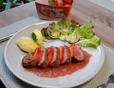 magret de canard aux fraises