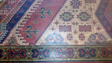 Replikat eines Kelim, gewebten Teppichs, dessen Herkunft türkischen oder kurdischen Nomaden Anatoliens zugeordnet wird.