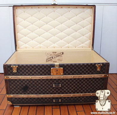intérieur de malle louis vuitton capiton et toile ancienne