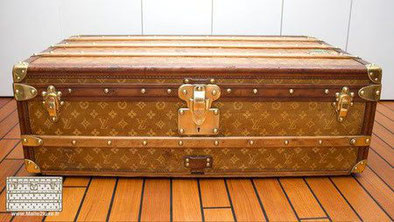  How to recognize a Louis Vuitton cabin trunk? Unlike the suitcase, the cabin trunk with two handles, it is designed for train travel.