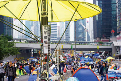 『アドミラリティの占拠地』 「2014 年12 月11 日、香港、アドミラリティの朝。 雨傘運動は行政による強制排除を数時間後に控えて いたが、夜明けとともに活気を見せようとしていた。」