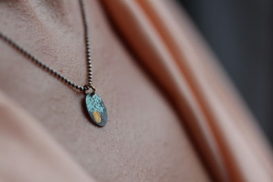 handgemachter Anhänger aus recyceltem Silber von der Schmuckwerksatt aus Freiburg für nachhaltigen Schmuck 