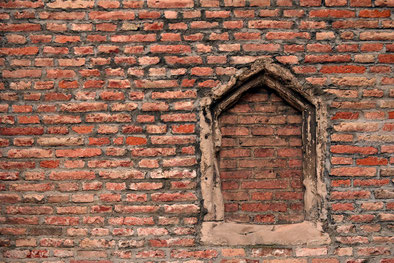 Zugemauertes Fenster, Symbolbild: Während der Cholera wurden die Häuser der Kranken verbarrikadiert