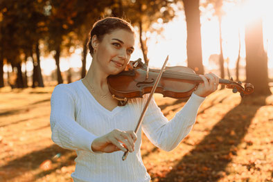 Musik, Trauung, Hochzeit Dresden, Sachsen, Gothic Wedding, Hochzeit mit Musik, Violine, Geige, Trauerfeier, Styling Dresden, Makeup und Haare, Brautfrisur, Brautmakeup
