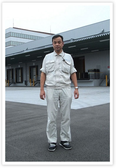 エフピコアルライト本社工場の前に立つ本田日出男さん