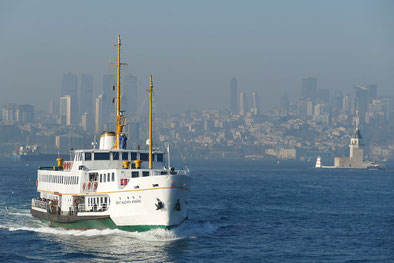 Fähre auf dem Bosporus in Istanbul