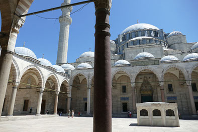 Innenhof der Süleymaniye-Moschee in Istanbul