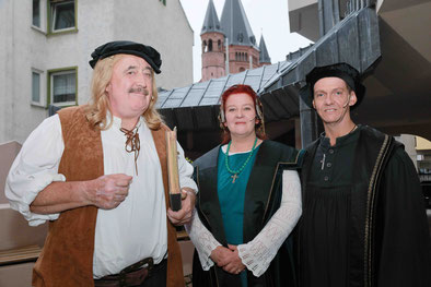 Sind sich im wahren Leben nie begegnet, jetzt aber beim Pressefest in Mainz: Johannes Gutenberg (Hans-Peter Betz), Martin Luther (Norbert Hospes) und Katharina von Bora (Susanne Ehrhardt).   Foto: Bernd Eßling.