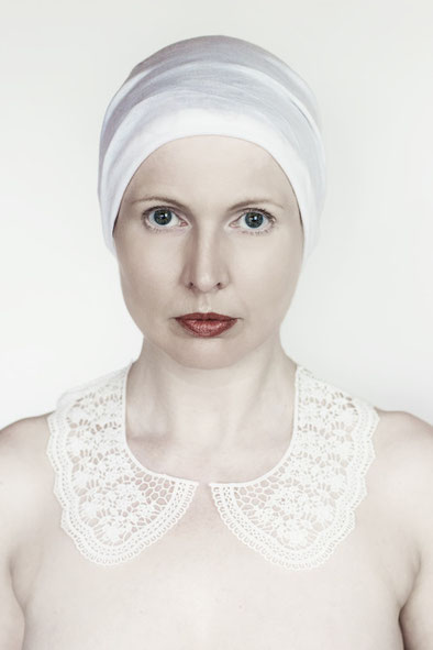 Manuela Deigert Start, The Innocence, emotionales Fine Art Selbstportrait mit weißer Kopfbedeckung und weißem Spitzenkragen