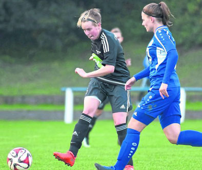 Geht jetzt als Kapitänin voran: Carina Jäger (links, hier gegen Caldens Franziska Tux), die mit Großenenglis zum Auftakt gegen die TSG Lütter gefordert ist. Foto: Pressebilder Hahn/nh