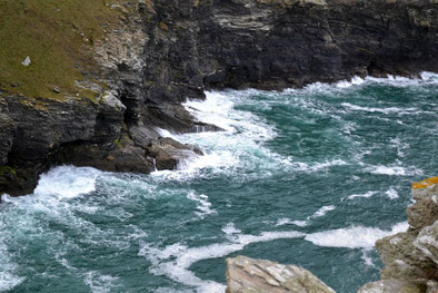 Küste im Norden Cornwalls mit aufgewühltem Meer bei Tintagel Castle ©My own Travel