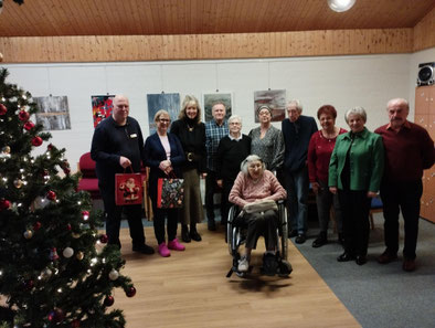 v.l.n.r. Herr Xylander und Frau Bernitt vom Lions Club Norderstedt Neo sowie die "Sozialwerk-Truppe"