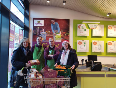 v.l.n.r. Jeannine Strozynski (Leiterin Sozialwerk), Julien Krüger und Gabriel Wiesenborn (Alnatura) und Katharina Kasch (Koordinatorin Familienzentrum Glashütte)