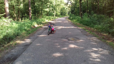 raus gehen mit Kindern Kind mit Fahrrad