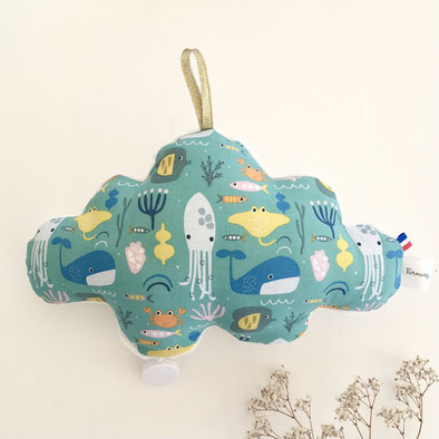 Cette image représente un coussin musical avec un imprimé marin