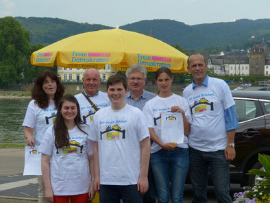 An der Anlegestelle der Fähre von Remagen-Kripp nach Linz (von rechts nach links) Alexander Buda, Christina Steinhausen, Ralf Kössendrup, Julian Schmickler, Ulrich van Bebber, Jasmin Wexler und Brigitte Schmickler.